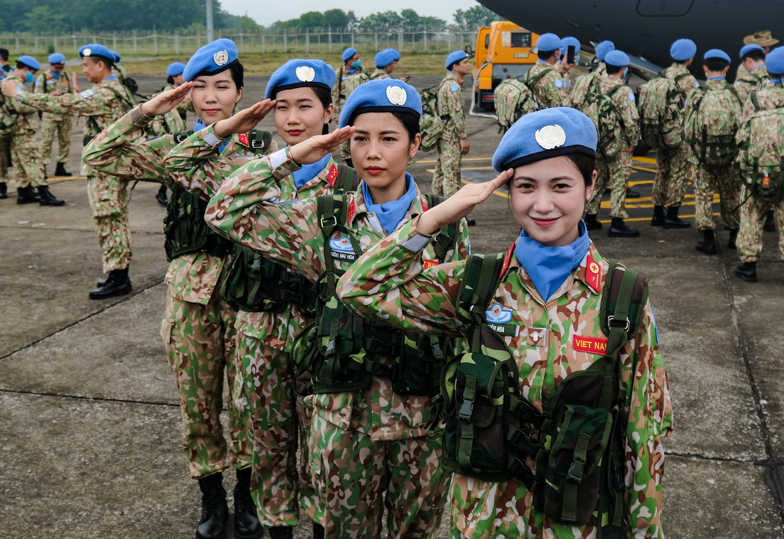 Các nữ quân nhân thuộc Lực lượng gìn giữ hòa bình Việt Nam lên đường làm nhiệm vụ của Liên Hiệp Quốc ở châu Phi - Ảnh: NAM TRẦN