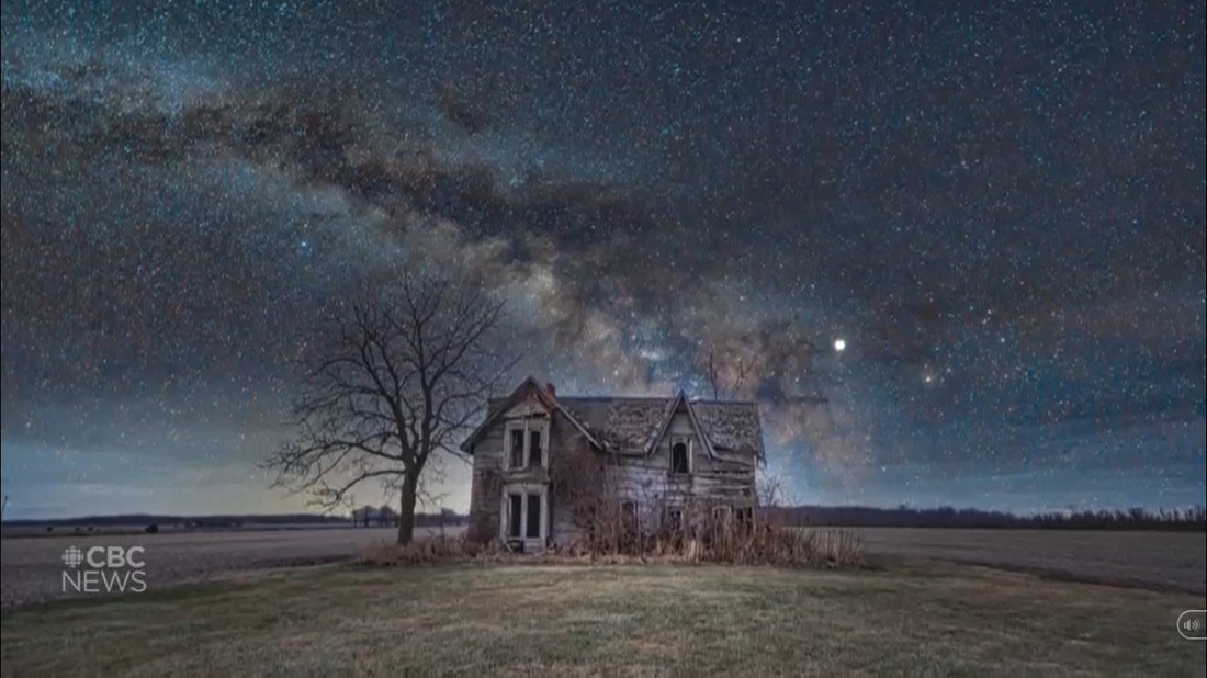 Một ảnh chụp ngôi nhà bỏ hoang dưới bầu trời đầy sao - Ảnh chụp màn hình: CBC News