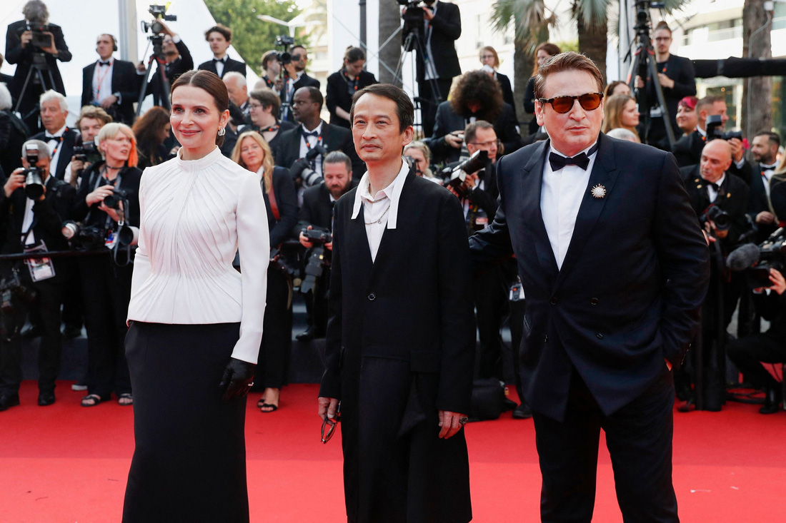 Đạo diễn Trần Anh Hùng trên thảm đỏ Cannes 2023 - Ảnh 4.
