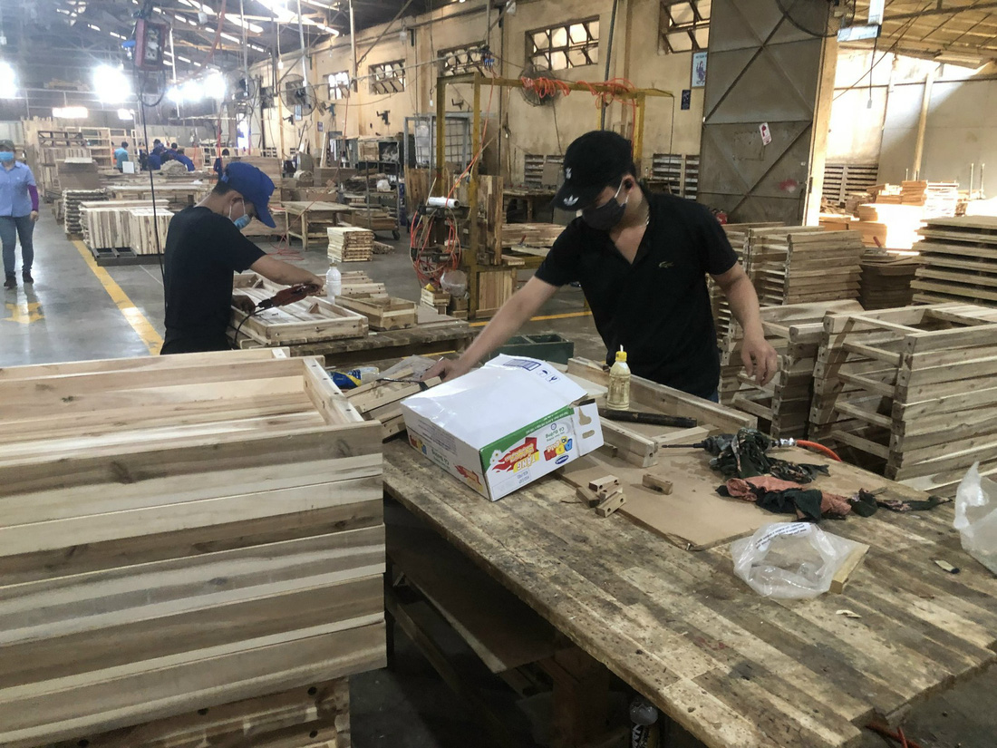 Sản xuất đồ gỗ xuất khẩu tại một doanh nghiệp ở phía Nam - Ảnh: N.TRÍ
