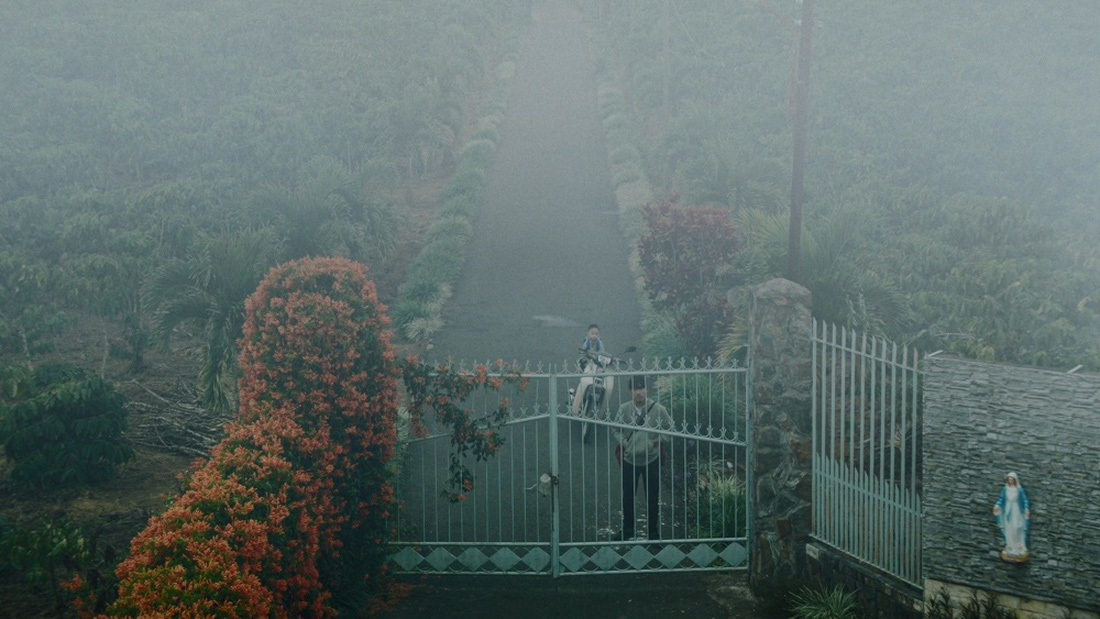 Hình ảnh Việt Nam trong làn sương mù, một cảnh trong phim Bên trong vỏ kén vàng - Ảnh: ĐPCC