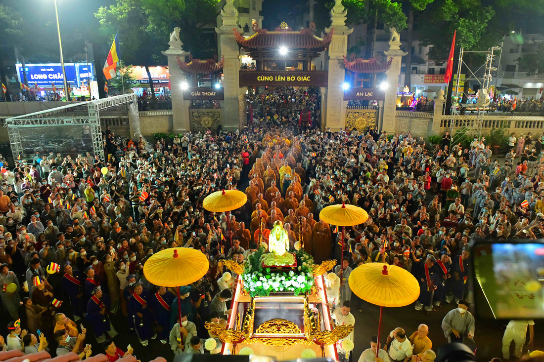 Thiêng liêng lễ rước Phật về Việt Nam Quốc Tự - Ảnh 1.