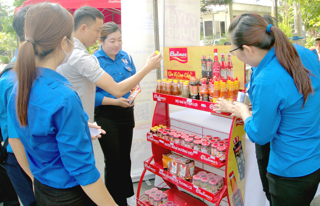 Các công nhân tìm hiểu và mua hàng Việt giá bình ổn tại ngày hội ưu tiên dùng hàng Việt trong Tháng công nhân 2023 - Ảnh: TRIỆU VÂN