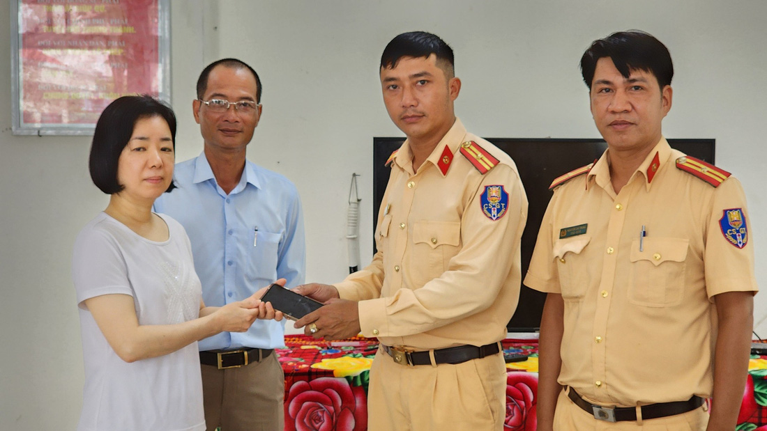 Hình ảnh đẹp về lực lượng CSGT Đà Nẵng tìm được điện thoại di động giúp du khách nước ngoài - Ảnh: H.B.