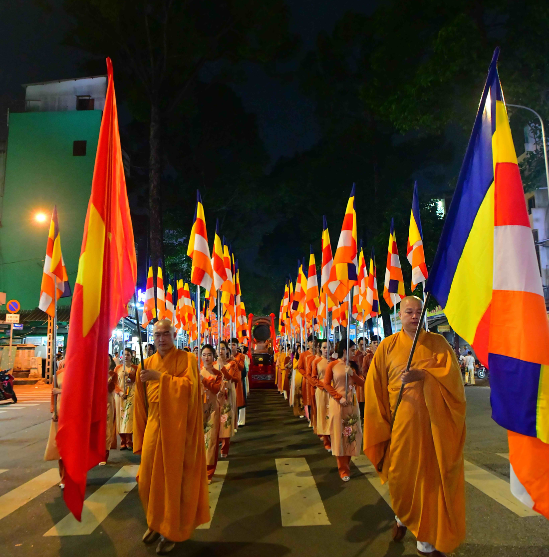 Thiêng liêng lễ rước Phật về Việt Nam Quốc Tự - Ảnh 4.
