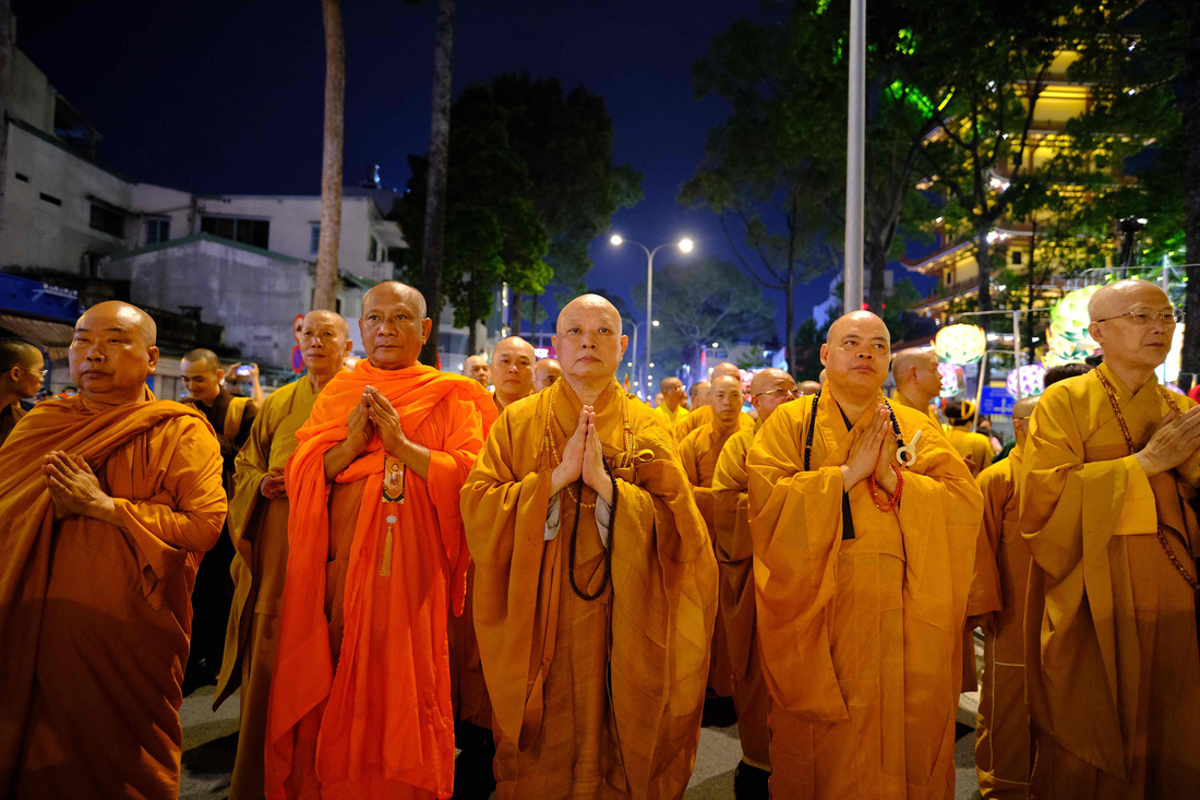 Thiêng liêng lễ rước Phật về Việt Nam Quốc Tự - Ảnh 6.