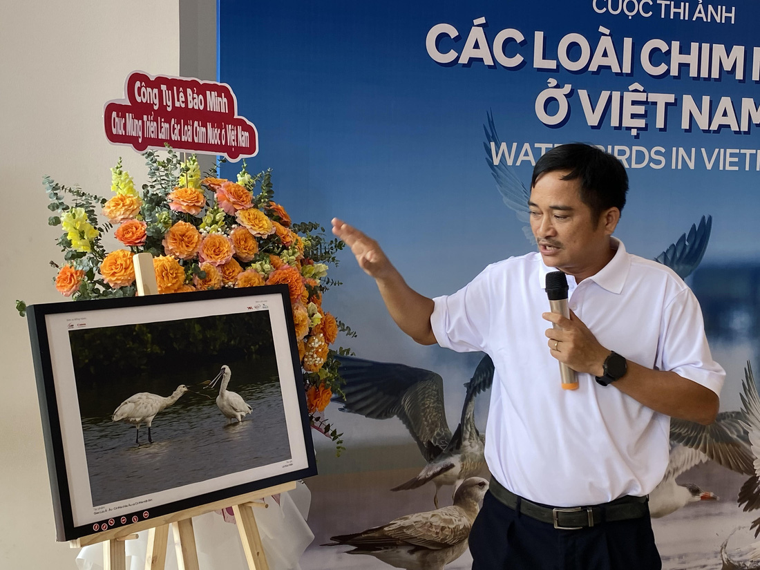 Ông Nguyễn Hoài Bảo - trưởng ban tổ chức cuộc thi - giải thích về giá trị khoa học “ngàn năm có một” của bức ảnh đoạt giải nhất - Ảnh: H.T.