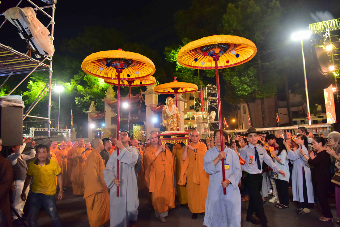 Thiêng liêng lễ rước Phật về Việt Nam Quốc Tự - Ảnh 9.