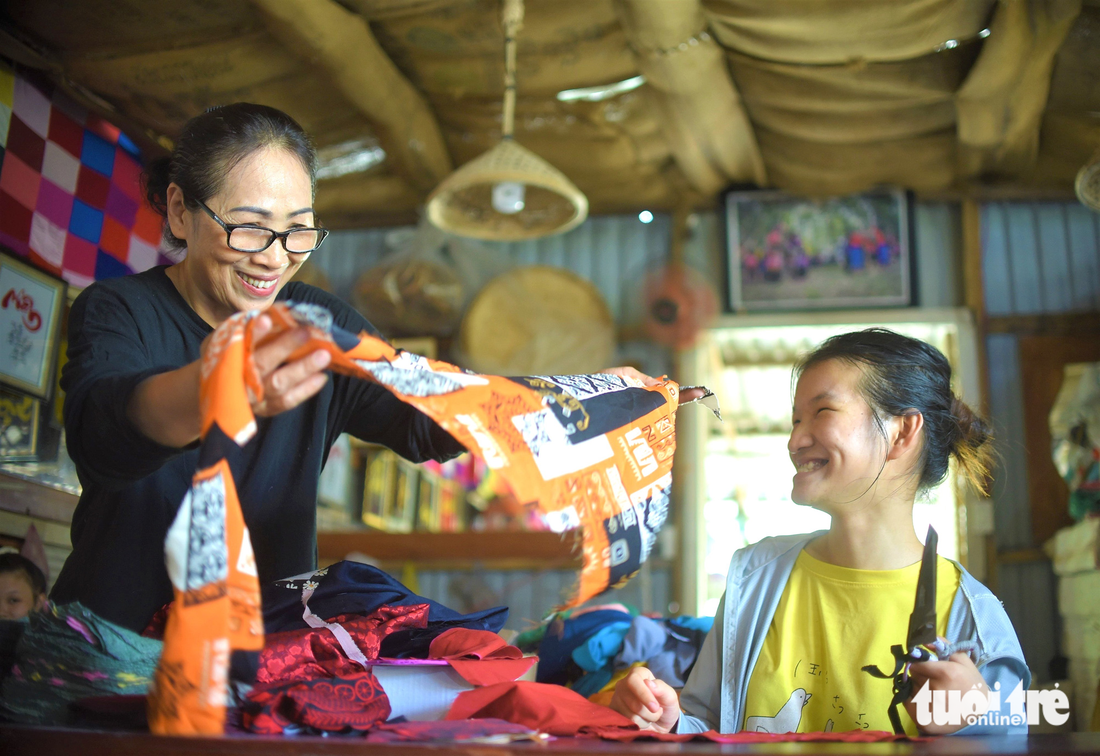 Bà Nguyễn Thị Thanh Nga, chủ vườn tái chế, hướng dẫn chọn màu sắc phù hợp với sản phẩm cho các con