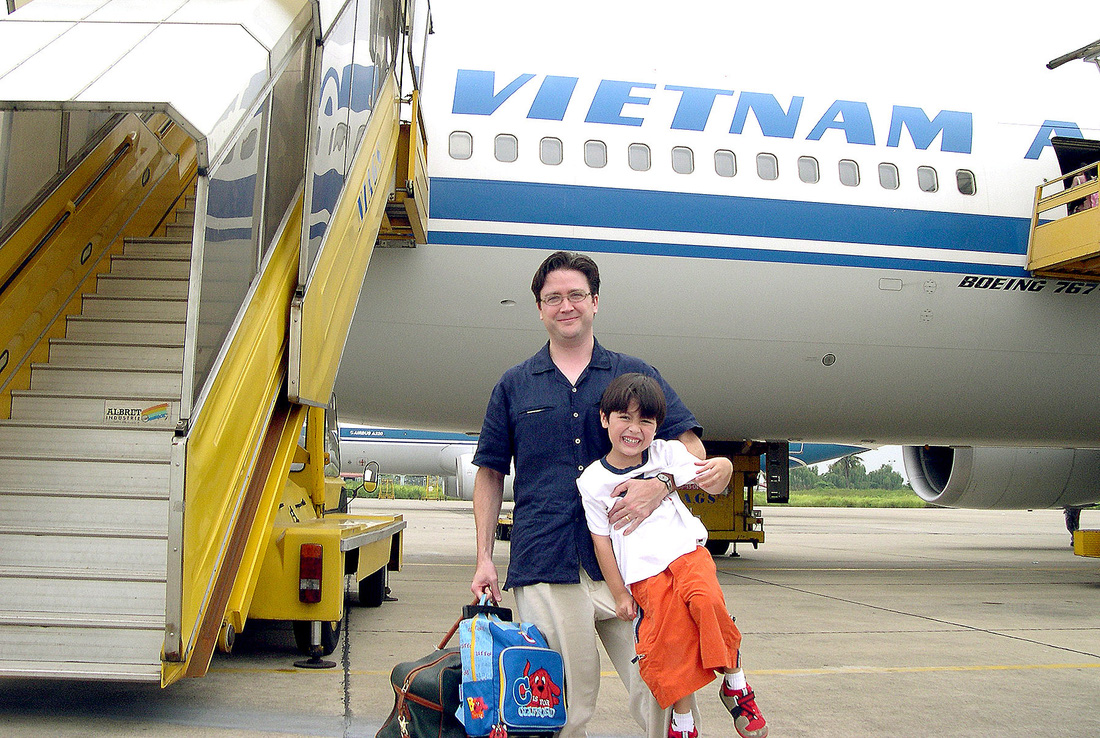Đại sứ Mỹ tại Việt Nam Marc E. Knapper cùng con trai Alex trong một chuyến bay đến Việt Nam năm 2005. Ông Knapper khi đó đang là tham tán chính trị - Ảnh: Đại sứ quán Mỹ
