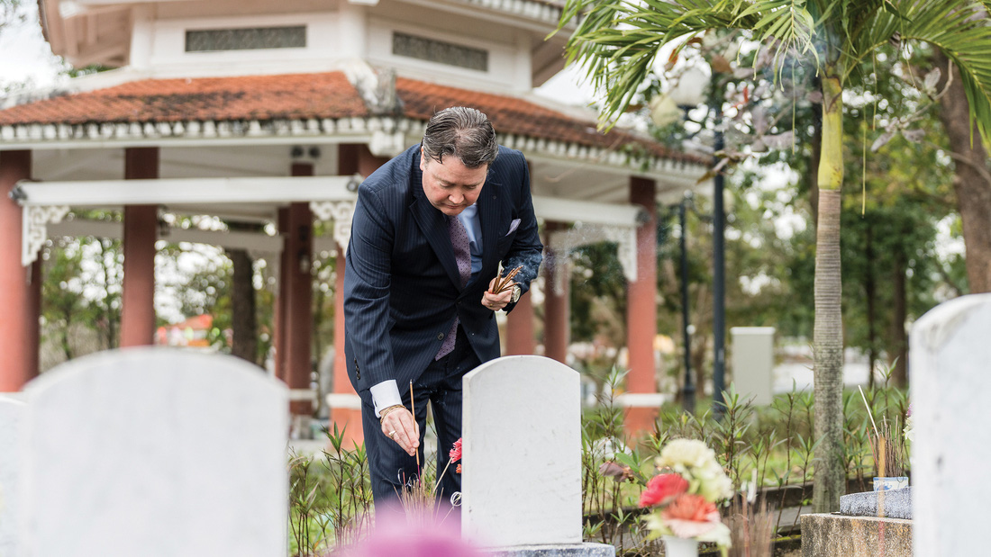 Đại sứ Mỹ Marc Knapper thắp hương tại Nghĩa trang liệt sĩ đường 9 ở Quảng Trị trong chuyến công tác tháng 1-2023 - Ảnh: Đại sứ quán Mỹ