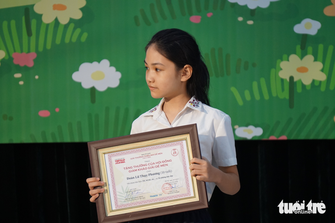Họa sĩ Thành Chương ‘choáng’ với tranh của bé 11 tuổi được Giải thưởng Dế Mèn - Ảnh 3.