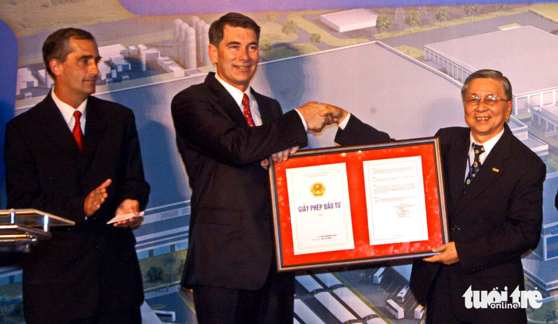 Ông Phạm Chánh Trực, trưởng Ban quản lý Khu công nghệ cao TP.HCM (phải), trao giấy phép điều chỉnh đầu tư của Intel cho ông Rick Howarth, tổng giám đốc Intel Product Việt Nam, năm 2006 - Ảnh: Minh Đức