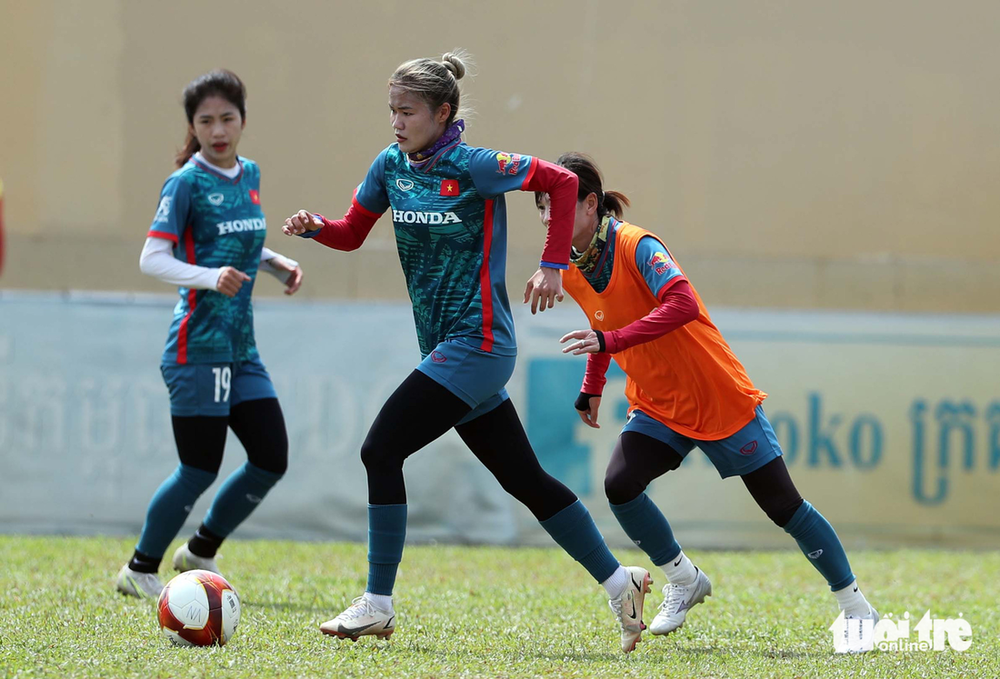 Đội tuyển nữ Việt Nam tích cực tập luyện sáng 4-5 - Ảnh: N.K.