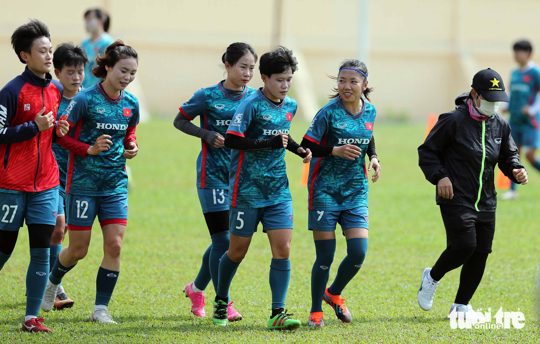 Huỳnh Như (9) cùng các cầu thủ đá chính trận Malaysia chạy thả lỏng - Ảnh: N.K.