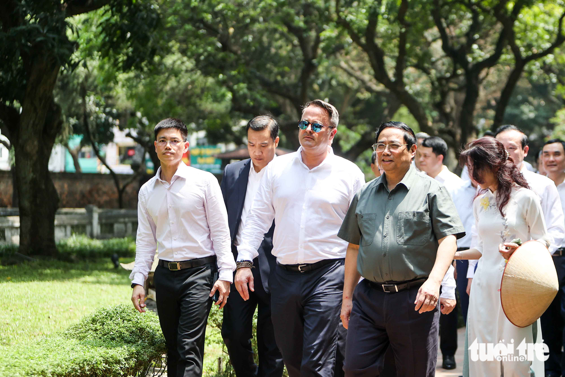 Thủ tướng Việt Nam cùng Thủ tướng Luxembourg đi thăm Văn Miếu - Ảnh 3.