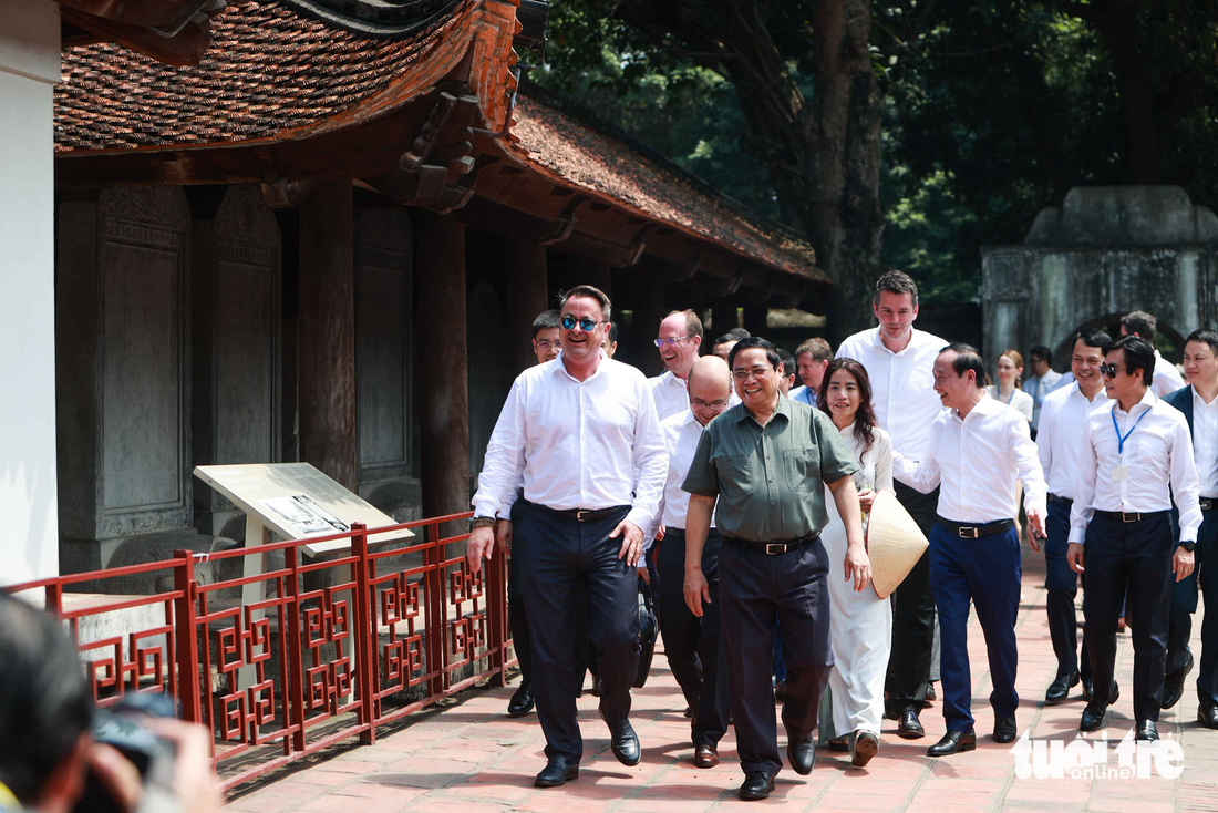 Thủ tướng Việt Nam cùng Thủ tướng Luxembourg đi thăm Văn Miếu - Ảnh 5.