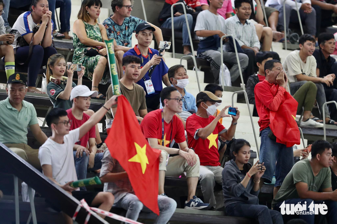 Tuyển bóng chuyền Việt Nam thua ngược Thái Lan 1-3 ở SEA Games 32 - Ảnh 7.