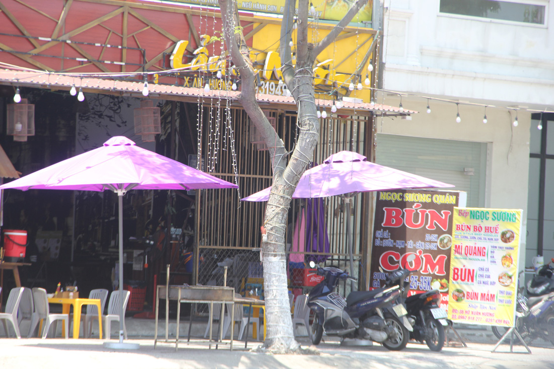 Ngoài các tuyến phố trung tâm Đà Nẵng nằm trong số 42 đường cấm kinh doanh trên vỉa hè thì nhiều khu vực đông du khách ở quận Sơn Trà, Ngũ Hành Sơn cũng bị chiếm dụng vỉa hè