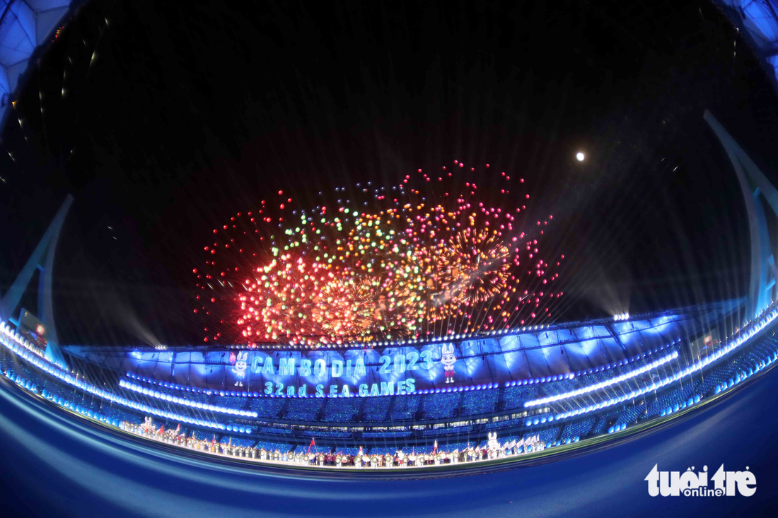 Ngắm pháo hoa đẹp mắt của lễ khai mạc SEA Games 32 - Ảnh 1.