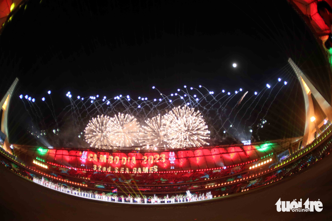 Ngắm pháo hoa đẹp mắt của lễ khai mạc SEA Games 32 - Ảnh 2.