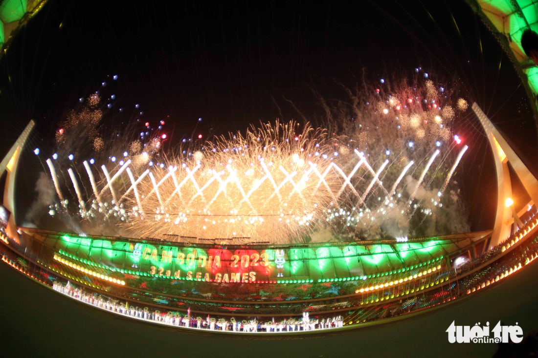 Ngắm pháo hoa đẹp mắt của lễ khai mạc SEA Games 32 - Ảnh 3.
