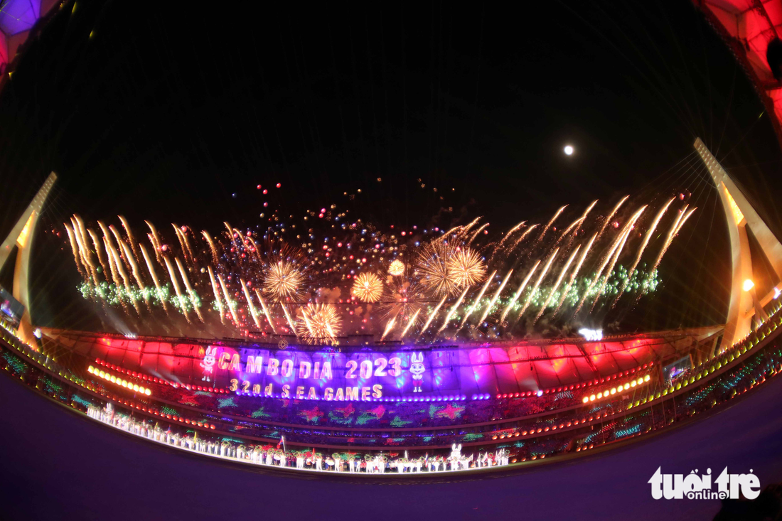 Ngắm pháo hoa đẹp mắt của lễ khai mạc SEA Games 32 - Ảnh 4.