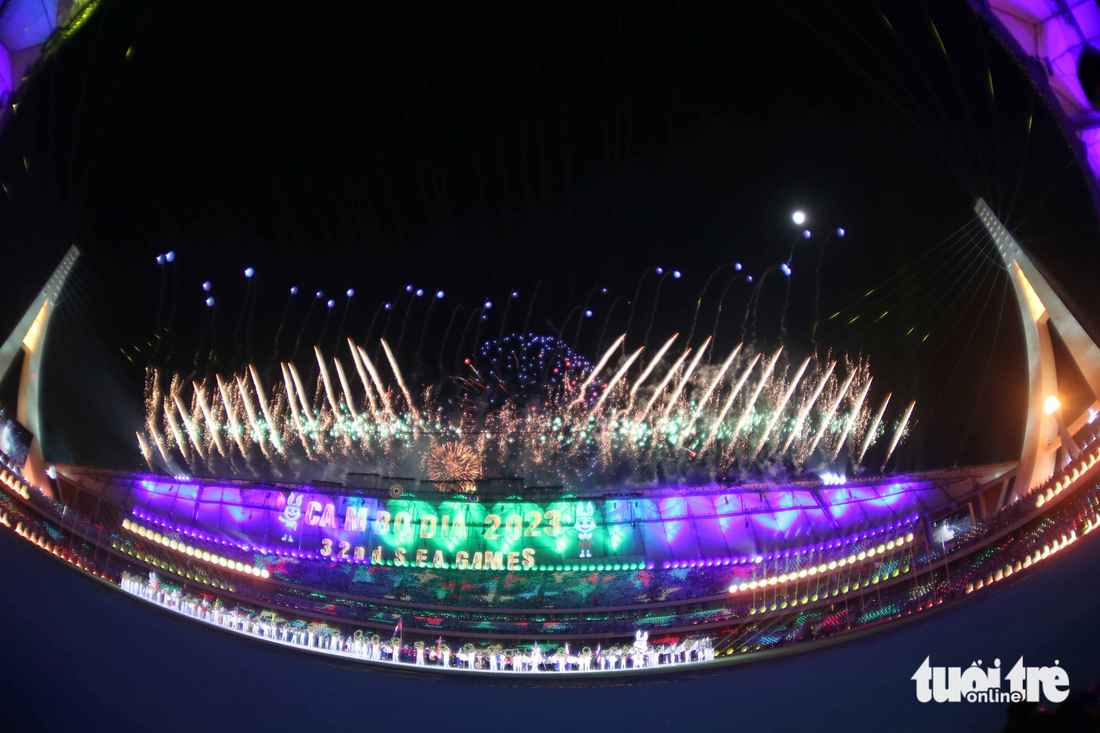 Ngắm pháo hoa đẹp mắt của lễ khai mạc SEA Games 32 - Ảnh 5.
