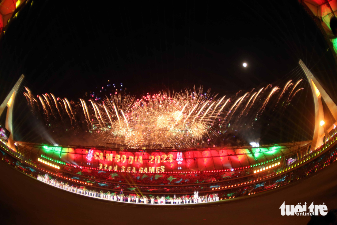 Ngắm pháo hoa đẹp mắt của lễ khai mạc SEA Games 32 - Ảnh 6.