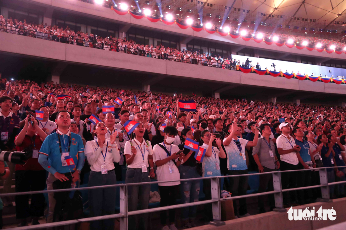 Ngắm pháo hoa đẹp mắt của lễ khai mạc SEA Games 32 - Ảnh 8.
