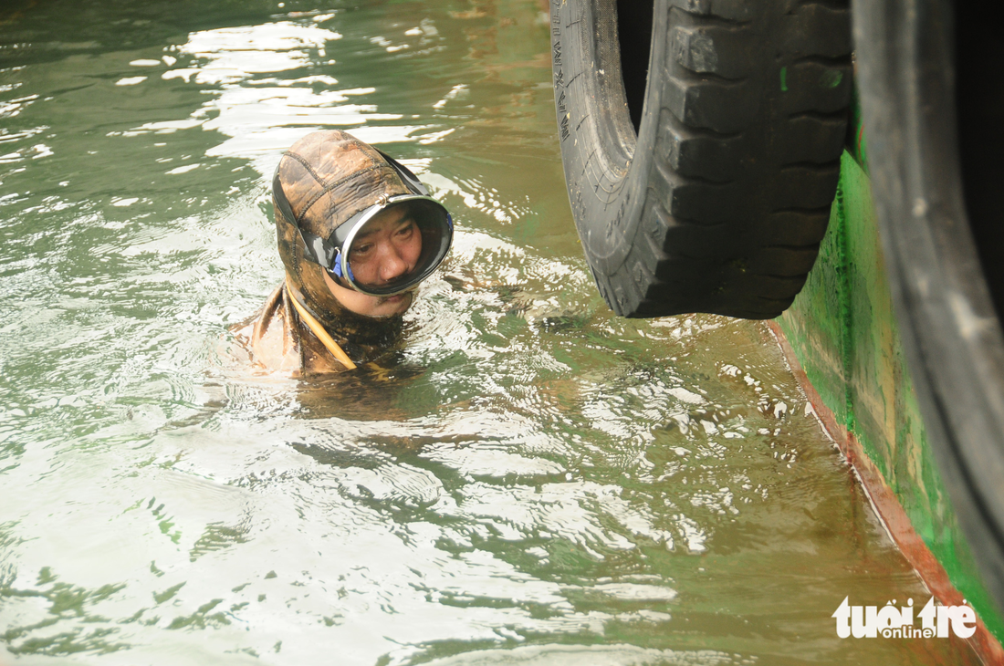 “Rái cá” Nguyễn Chín chuẩn bị lặn xử lý sự cố một tàu dầu ở cửa biển Tam Hải - Ảnh B.D.