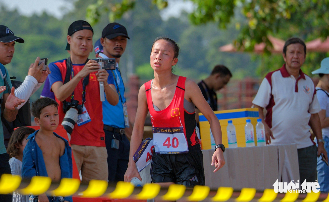 VĐV marathon Việt Nam sốc nhiệt, ngất xỉu sau khi về đích tại SEA Games 32 - Ảnh 2.