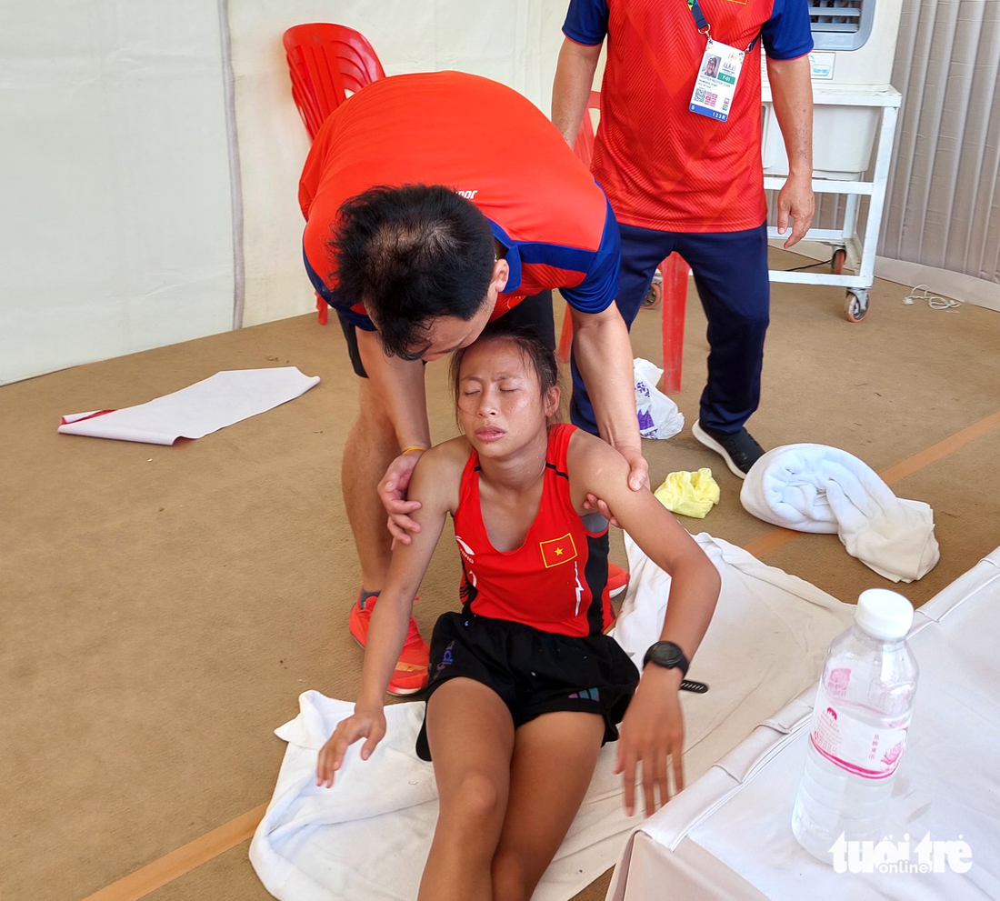 VĐV marathon Việt Nam sốc nhiệt, ngất xỉu sau khi về đích tại SEA Games 32 - Ảnh 4.