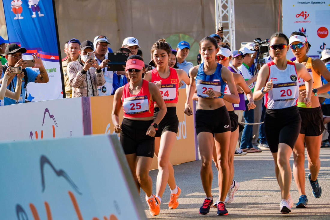 Các vận động viên thi đấu nội dung đi bộ 20km nữ - Ảnh: NAM TRẦN