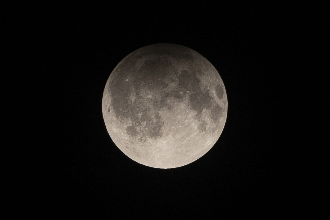 Mặt trăng vào giai đoạn nguyệt thực tại TP.HCM (Việt Nam), ảnh chụp lúc 0h26 ngày 6-5 - Ảnh: HỮU HẠNH