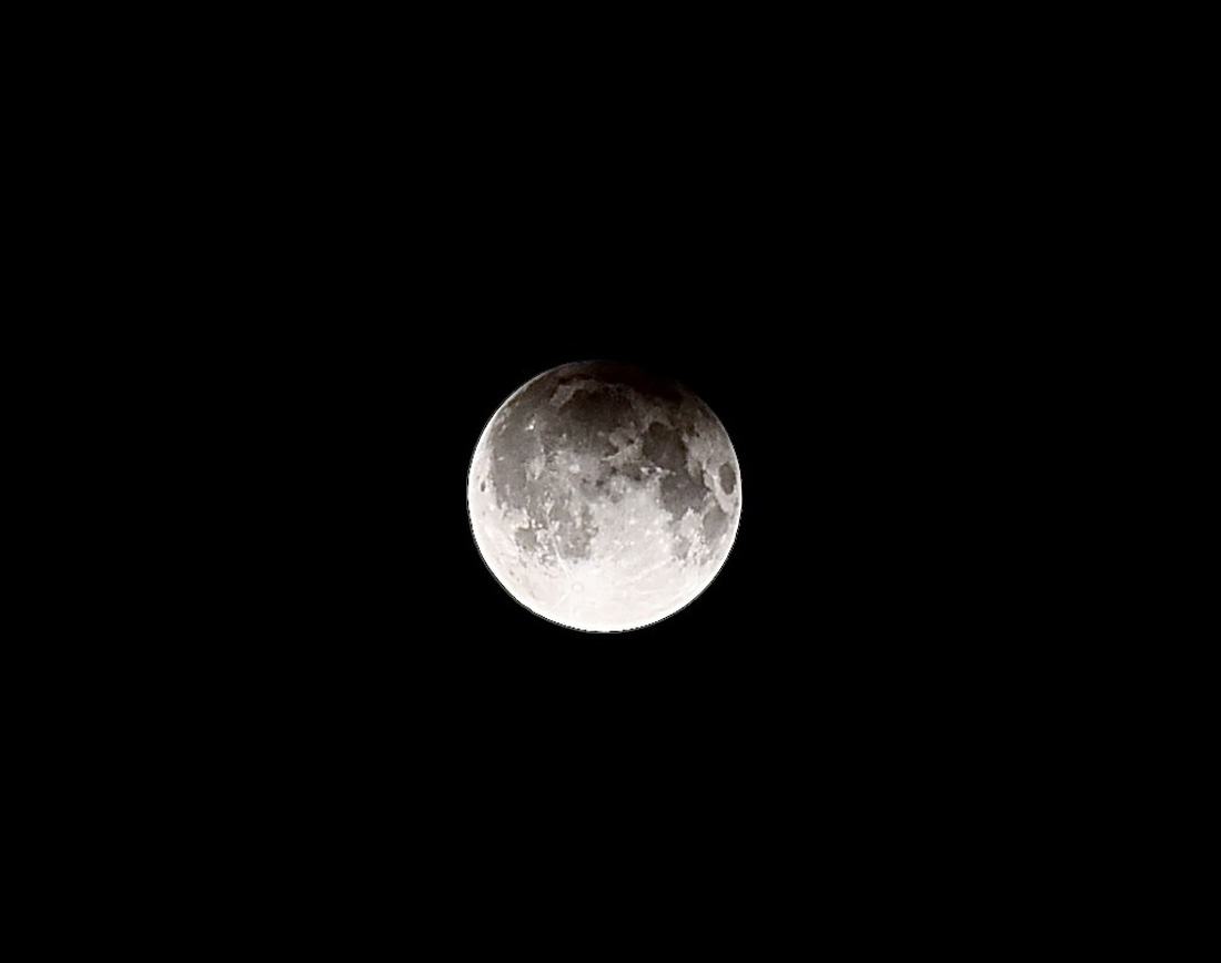 Mặt trăng nguyệt thưc tại TP.HCM (Việt Nam) lúc 0h50, sáng 6-5 - Ảnh: T.T.D.