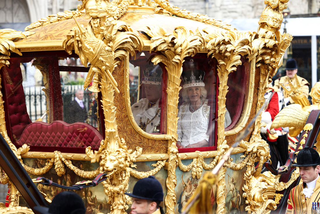 Vua Charles và Hoàng hậu Camilla của Anh rời Tu viện Westminster sau lễ đăng quang - Ảnh: REUTERS