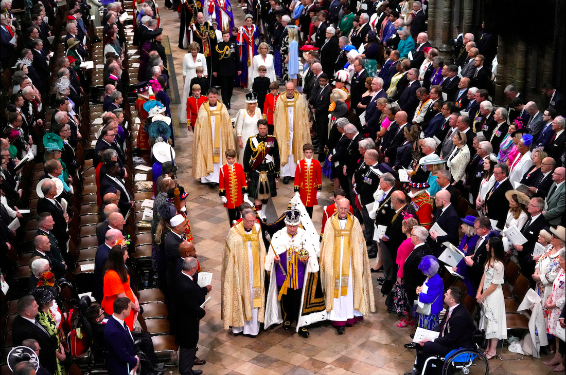 Vua Charles III (phía trước) và hoàng hậu Camilla trong lễ đăng quang tại tu viện Westminster ở London, Anh ngày 6-5 - Ảnh: REUTERS