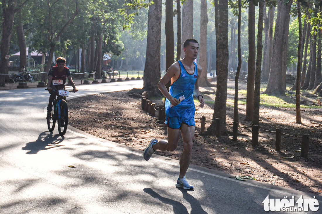 Yang Piseth dẫn đầu đường chạy marathon nhưng sau đó bỏ cuộc sau khi hoàn thành khoảng 10km - Ảnh: NAM TRẦN