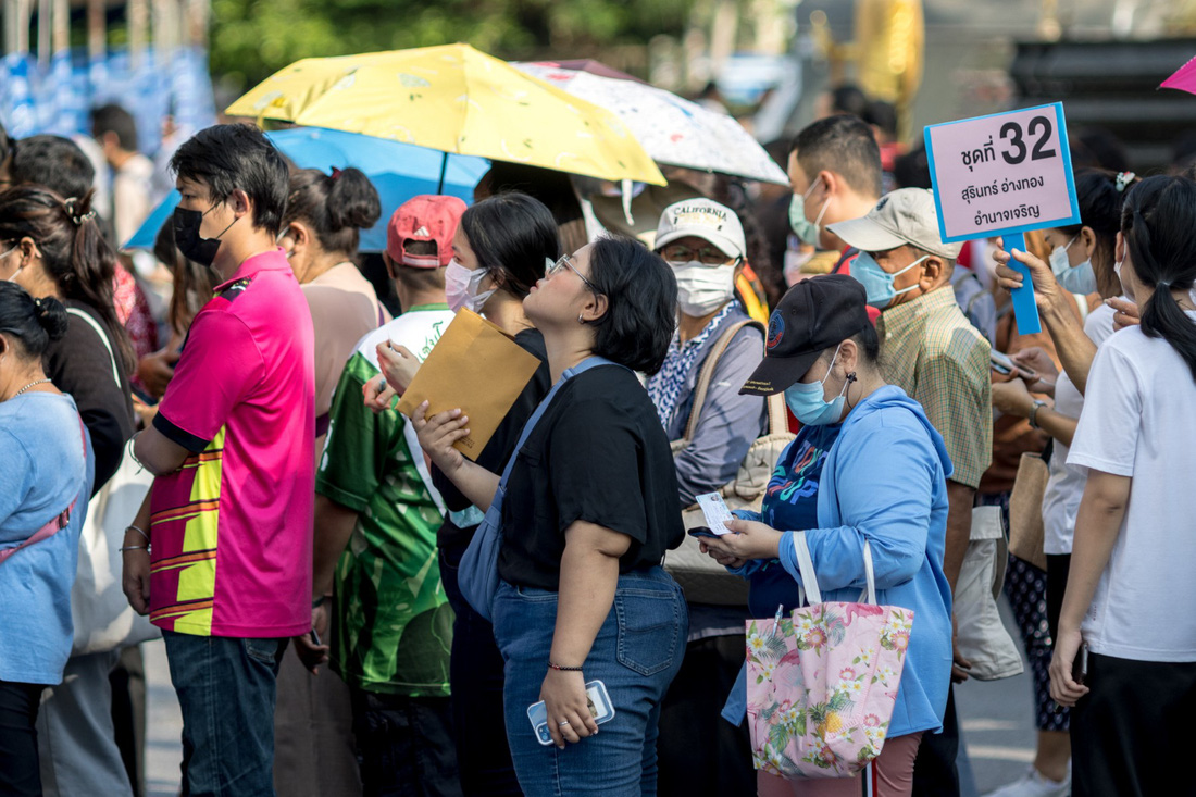 Đi bỏ phiếu bầu cử sớm, nhiều người Thái Lan ngất xỉu do nắng nóng - Ảnh 6.