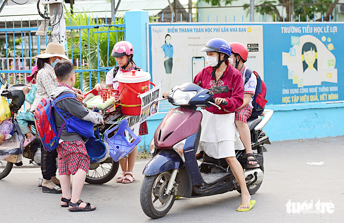 Chiều đến chị tranh thủ đón Phước Lộc tan học trước giờ đi hát