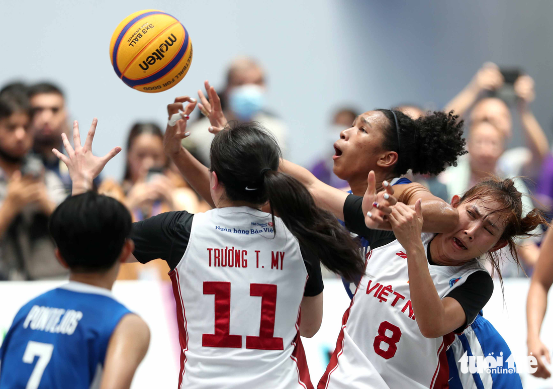 Đội trưởng bóng rổ nữ Huỳnh Thị Ngoan nhận cùi chỏ của VĐV Philippines vào mặt ở trận chung kết - Ảnh: N.K.