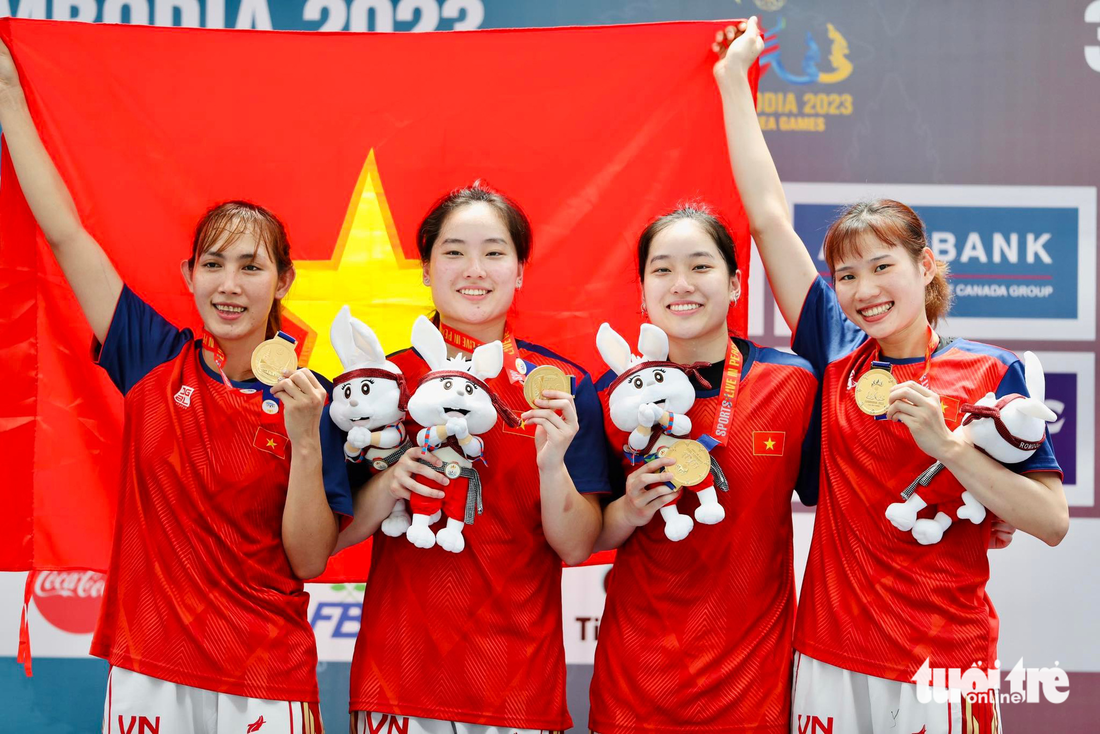 Tuyển bóng rổ Việt Nam nhận HCV nội dung 3x3 nữ - Ảnh: N.K