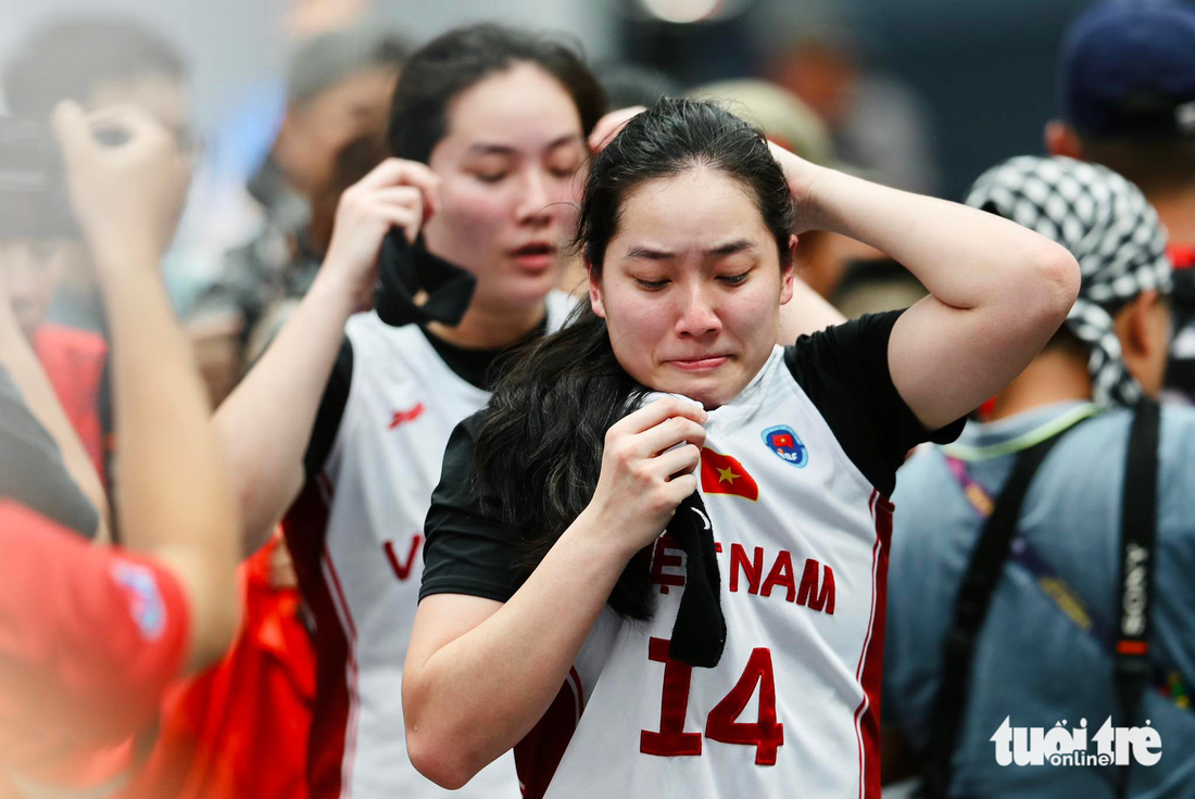Nữ cầu thủ bóng rổ Việt Nam xúc động sau khi giành HCV lịch sử - Ảnh: N.K