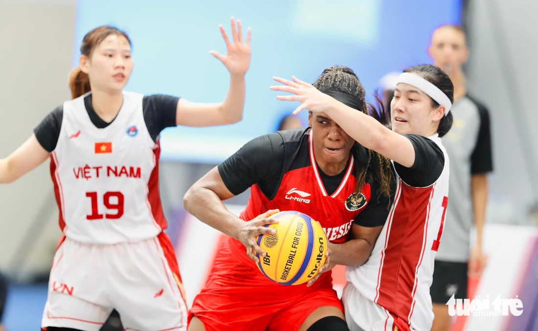 Pha tranh chấp giữa cầu thủ nữ Việt Nam với Indonesia - Ảnh: N.K