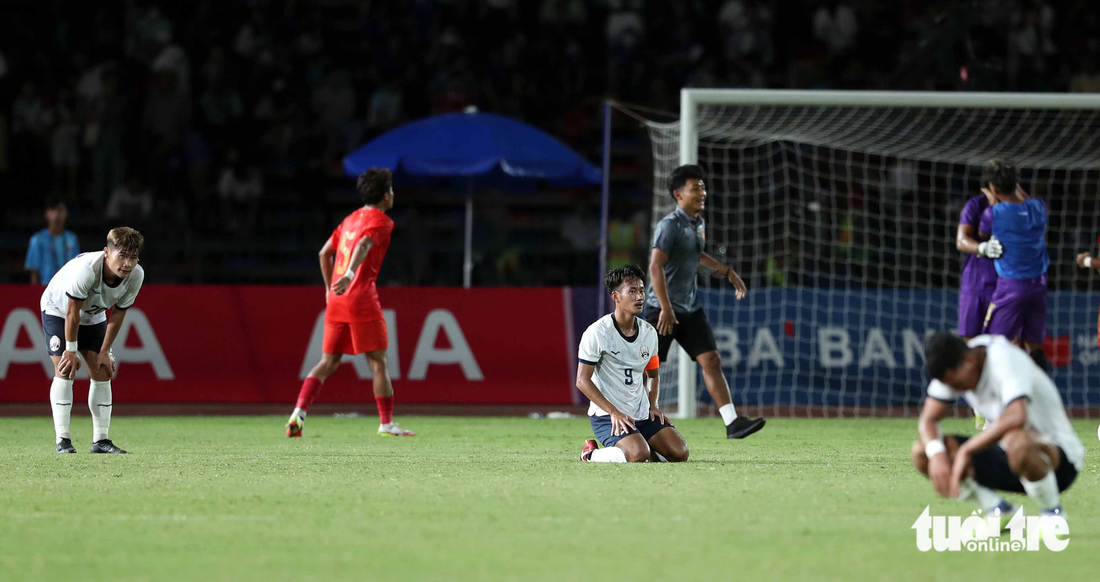 Cầu thủ U22 Campuchia khóc sau trận thua Myanmar - Ảnh 1.