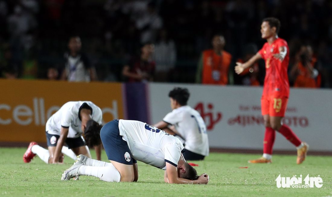 Cầu thủ U22 Campuchia khóc sau trận thua Myanmar - Ảnh 4.