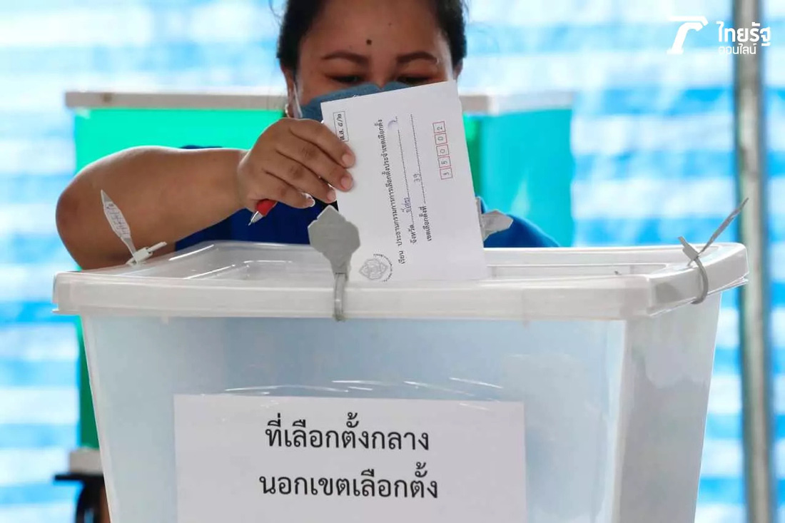 Đi bỏ phiếu bầu cử sớm, nhiều người Thái Lan ngất xỉu do nắng nóng - Ảnh 2.