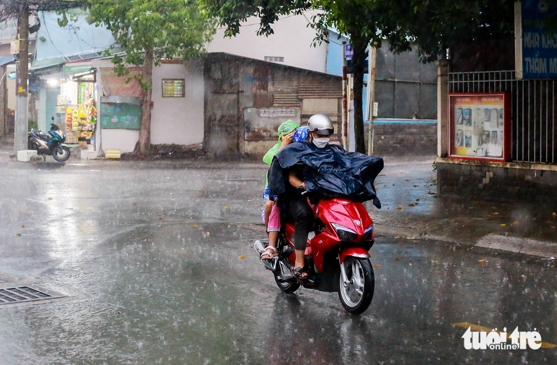 TP.HCM và các tỉnh miền Đông có trận mưa đã đời - Ảnh 6.