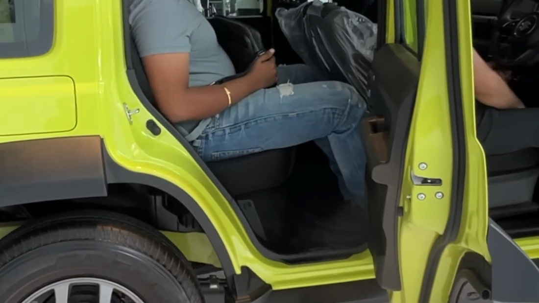 Suzuki Jimny sắp về Việt Nam qua đánh giá thực tế: Nên thay bánh, ghế sau hơi khó chịu - Ảnh 6.